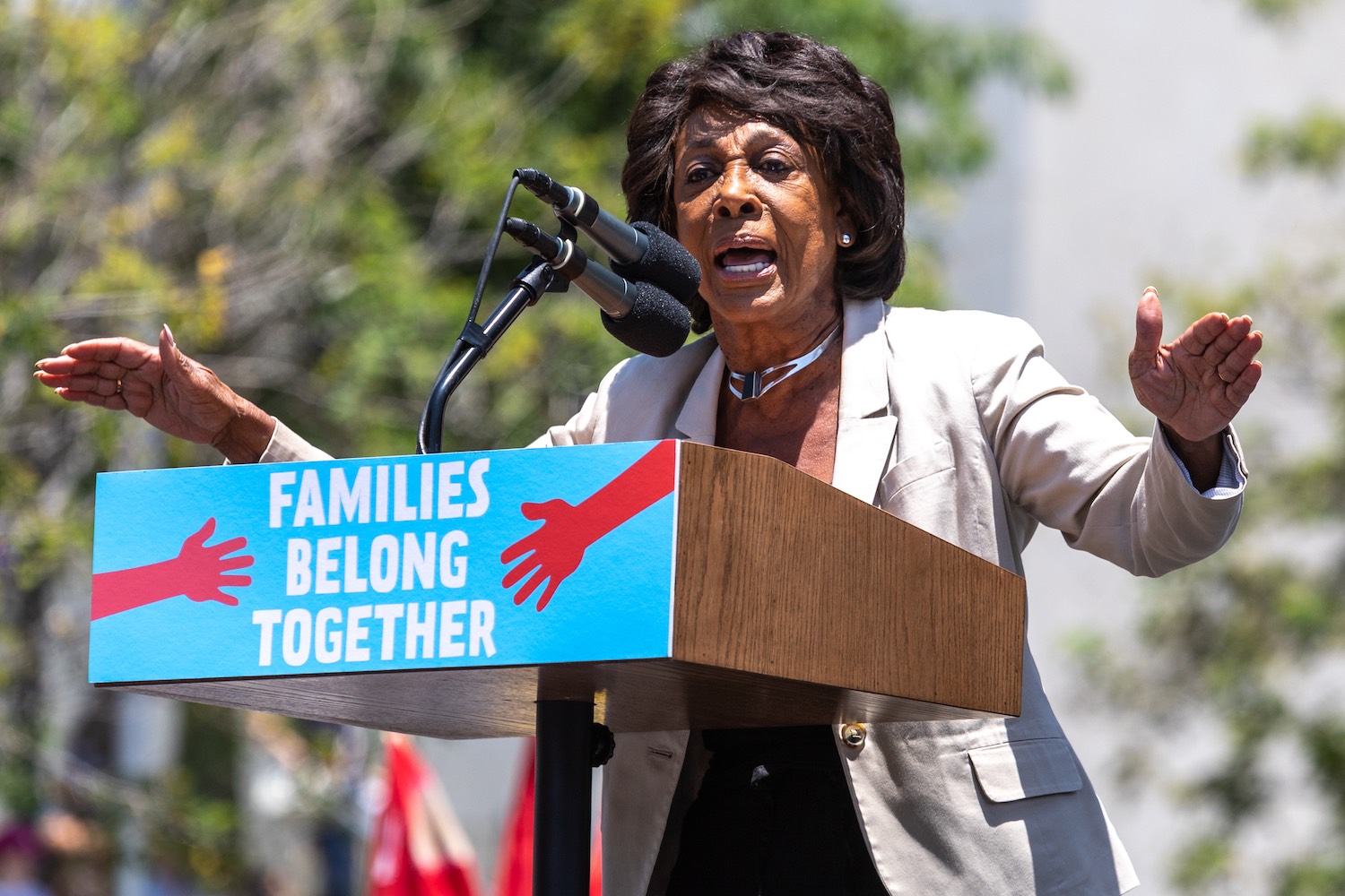 Rep. Waters: US Can’t Let Facebook’s Crypto ‘Compete With The Dollar’