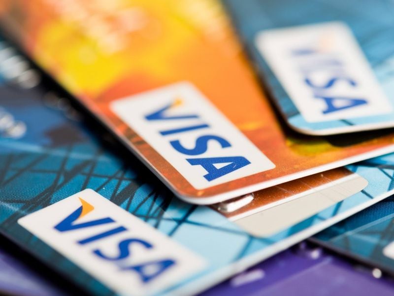 Crypto-wallet-safepal-ventures-into-banking-with-new-usdc-visa-card