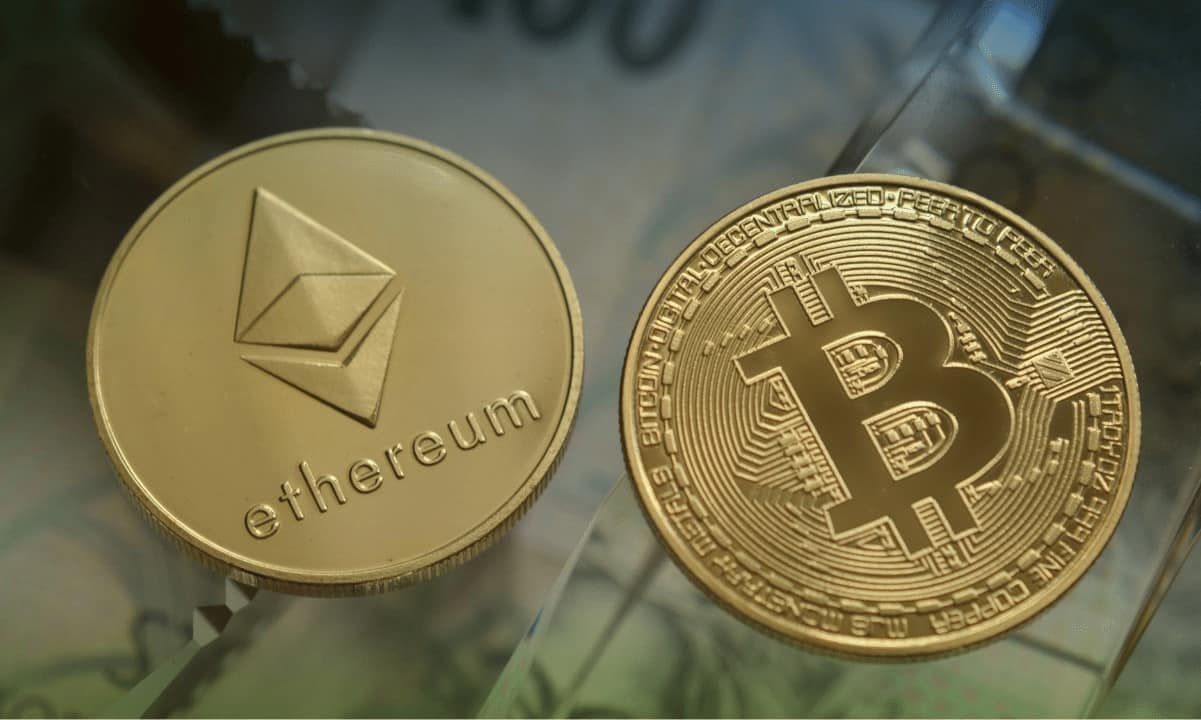 Ethereum-investors-accumulate-steadily-as-bitcoin-holders-cash-out:-itb