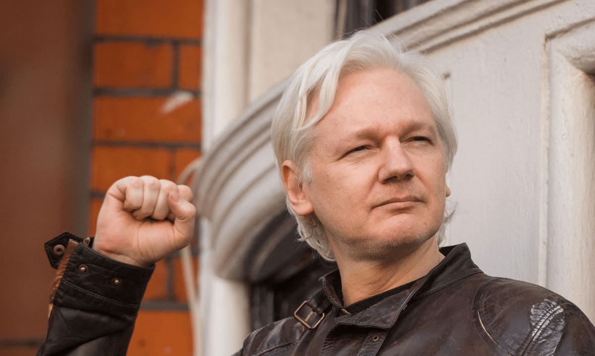 Somebody-sent-julian-assange-$500,000-in-bitcoin-–-who-was-it?