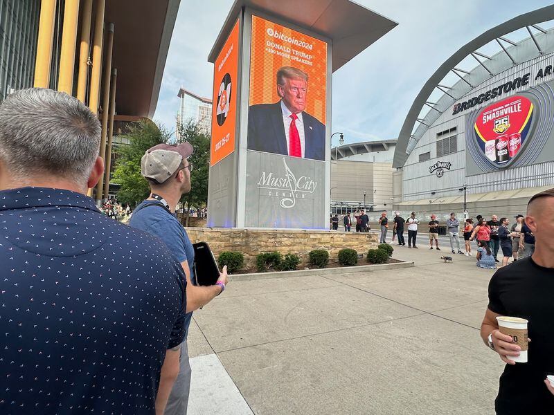 Bitcoin-nashville-conference-in-pictures:-orange-athena,-pink-suits,-polymarket-swag,-trump’s-song